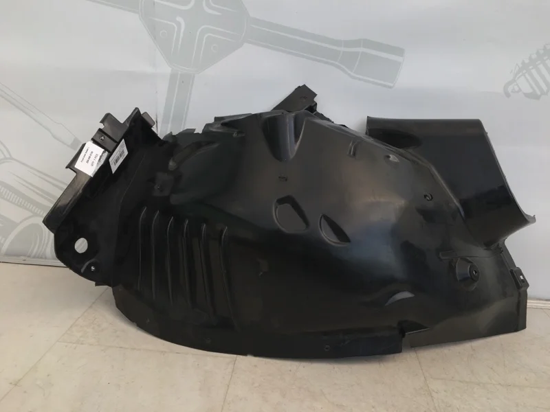 Подкрылок передний левый передняя часть Mercedes-benz W204