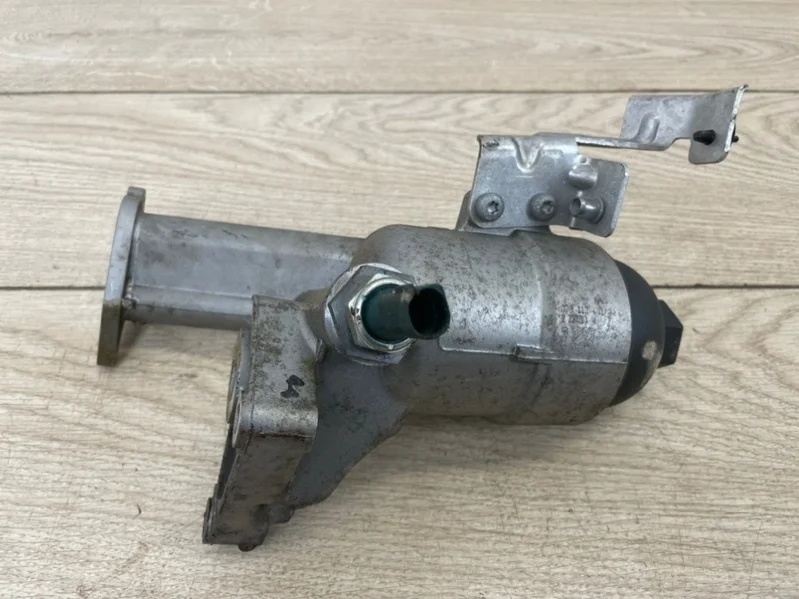 Кронштейн масляного фильтра Audi Q7 2007-2015 4L