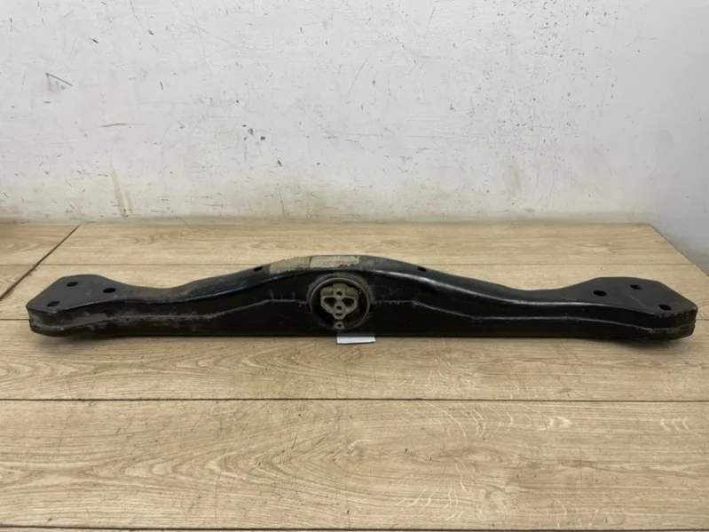 Балка крепления раздатки Audi Q7 2010-2015 4L