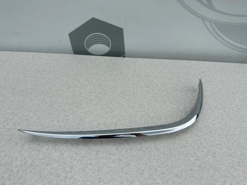 Молдинг переднего бампера правый Mercedes-benz W213