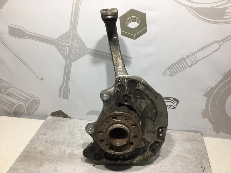 Поворотный кулак передний правый Mercedes-benz W213