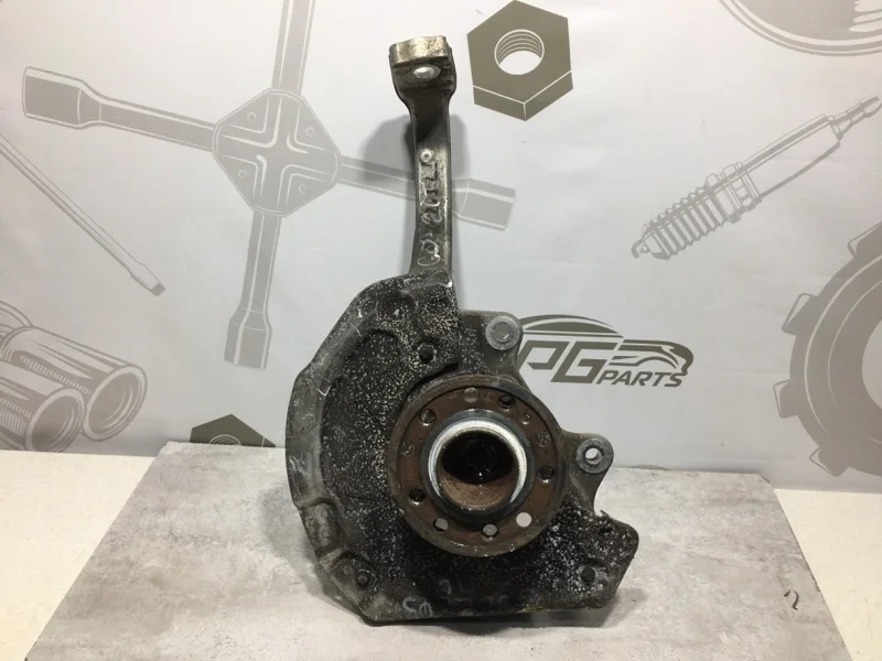 Поворотный кулак передний левый Mercedes-benz W205