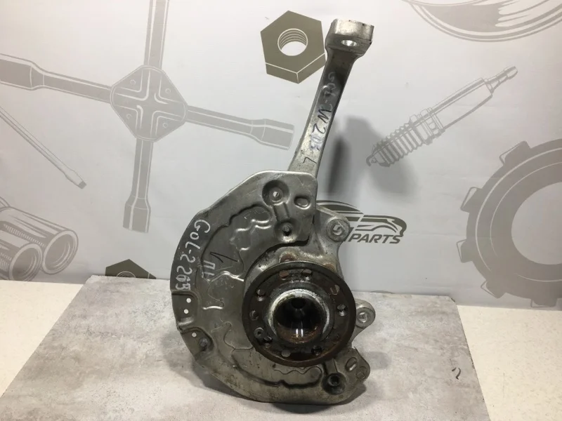 Поворотный кулак передний левый Mercedes-benz W205