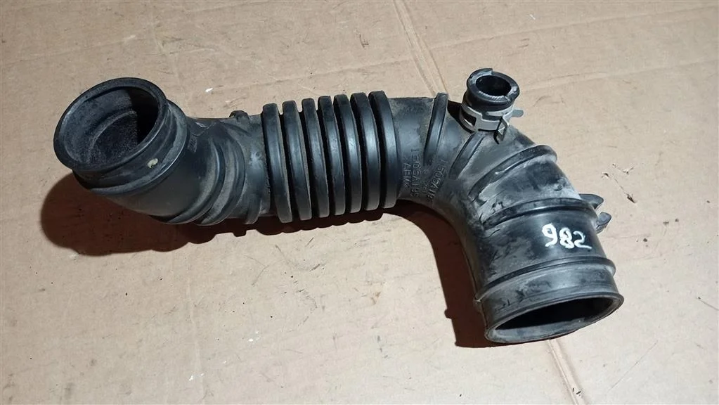 Б.у. патрубок воздушного фильтра MITSUBISHI PAJERO V98W MITSUBISHI PAJERO V98W