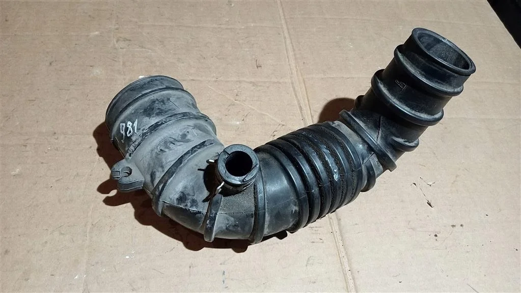 Б.у. патрубок воздушного фильтра MITSUBISHI PAJERO V98W MITSUBISHI PAJERO V98W