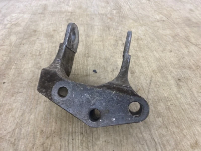 Кронштейн MITSUBISHI OUTLANDER XL 2011 MN184296 CW6W 3.0, правый