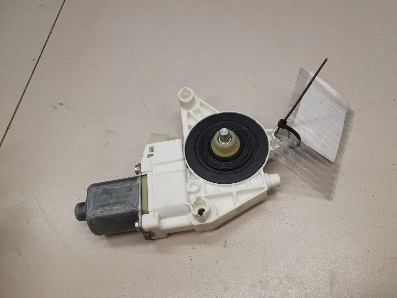 Моторчик стеклоподъёмника передний левый для Mercedes C-klasse W204 2007-2015