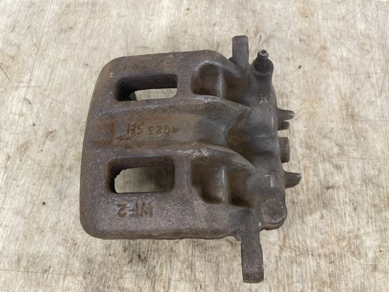 СУППОРТ ТОРМОЗНОЙ Mitsubishi Pajero 4 2000 2001 2002 2003 2004 2005 2006 2007 2008 2009 2010 2011 2012 2013 2014 2015 2016 2017 2018 2019 2020 2021 2022 MR510538 6G72, передний правый