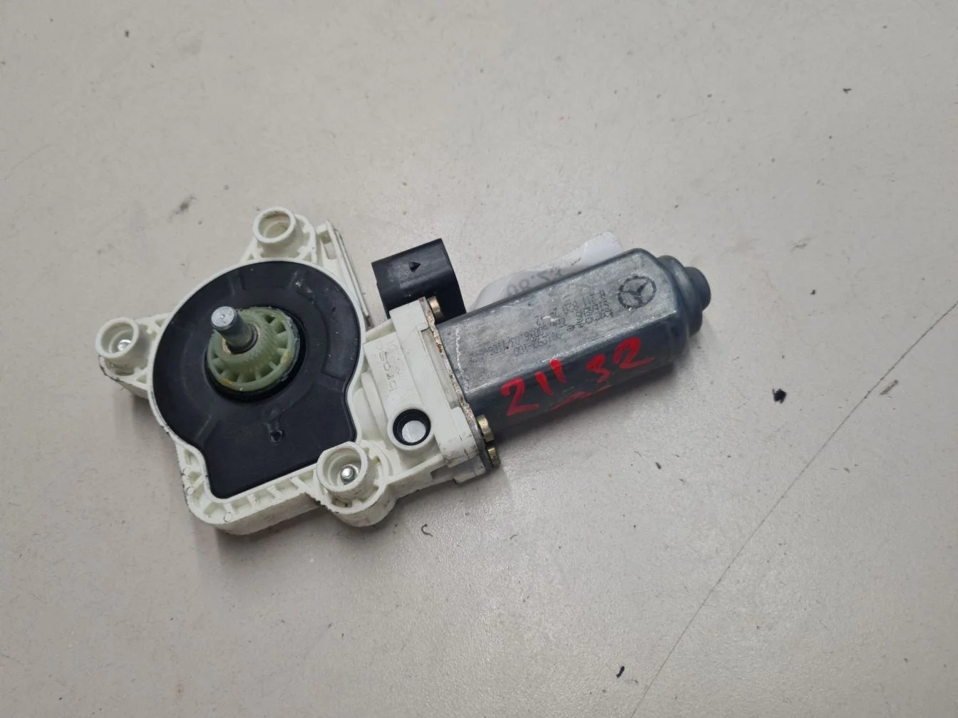 Моторчик стеклоподъёмника задний правый для Mercedes E-klasse W211 2002-2009