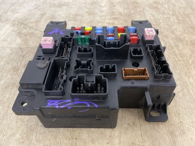 Блок предохранителей MITSUBISHI OUTLANDER XL 2006 2007 2008 2009 2010 2011 2012 8637A322 CW1W 4B11