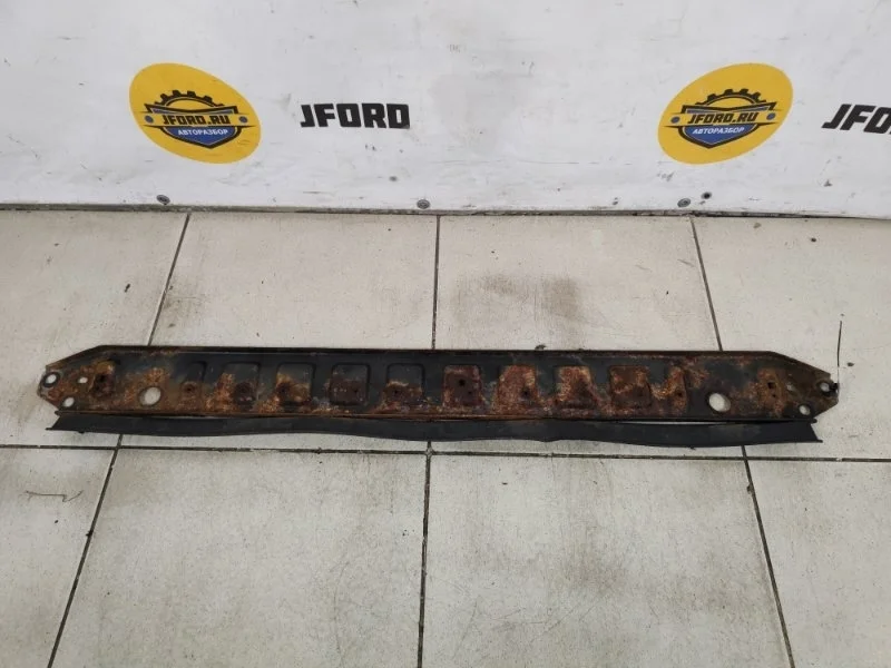 Планка под радиаторы Volvo V70 2009 BW69