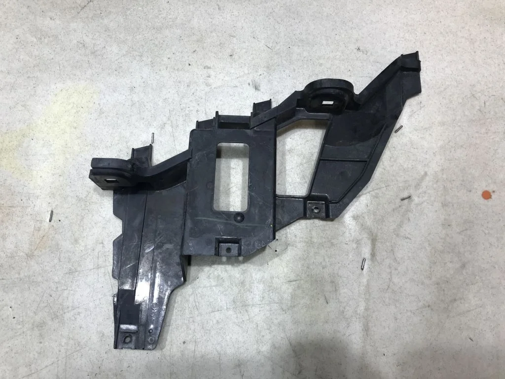 Кронштейн фары правый BMW X5 E53