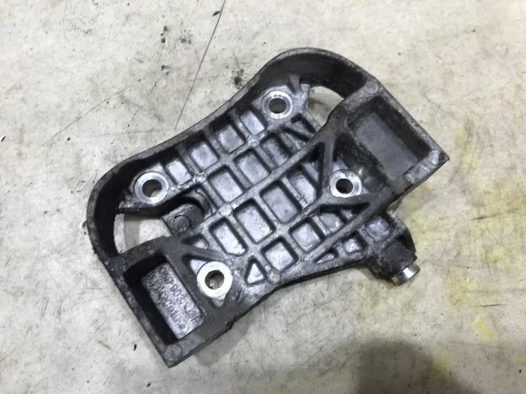 Кронштейн генератора VW Touareg 1