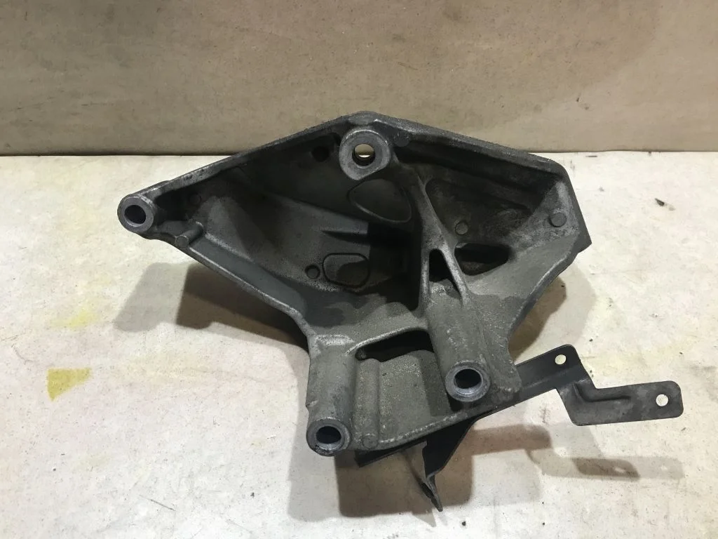 Опора двигателя левая VW Touareg 1