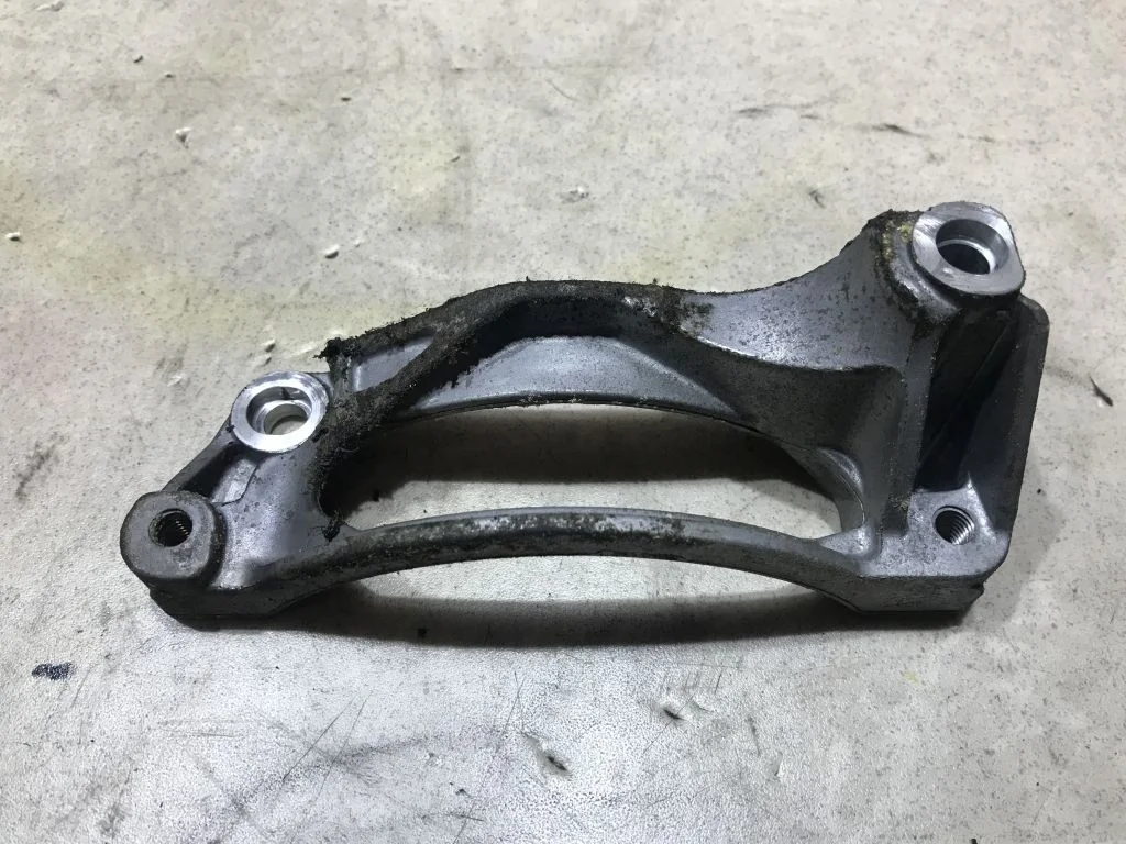 Кронштейн компрессора VW Touareg 1 2.5 BAC