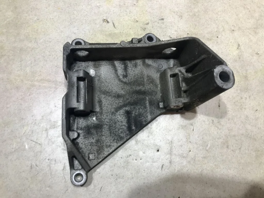 Кронштейн генератора VW Touareg 1 2.5 BAC