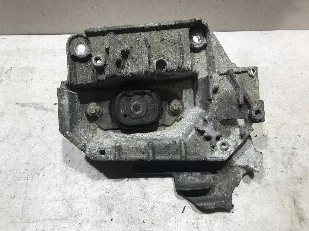 Кронштейн мкпп Nissan Note E11