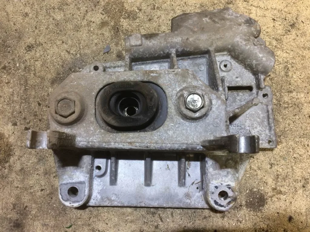 Кронштейн опоры КПП Nissan Note E11