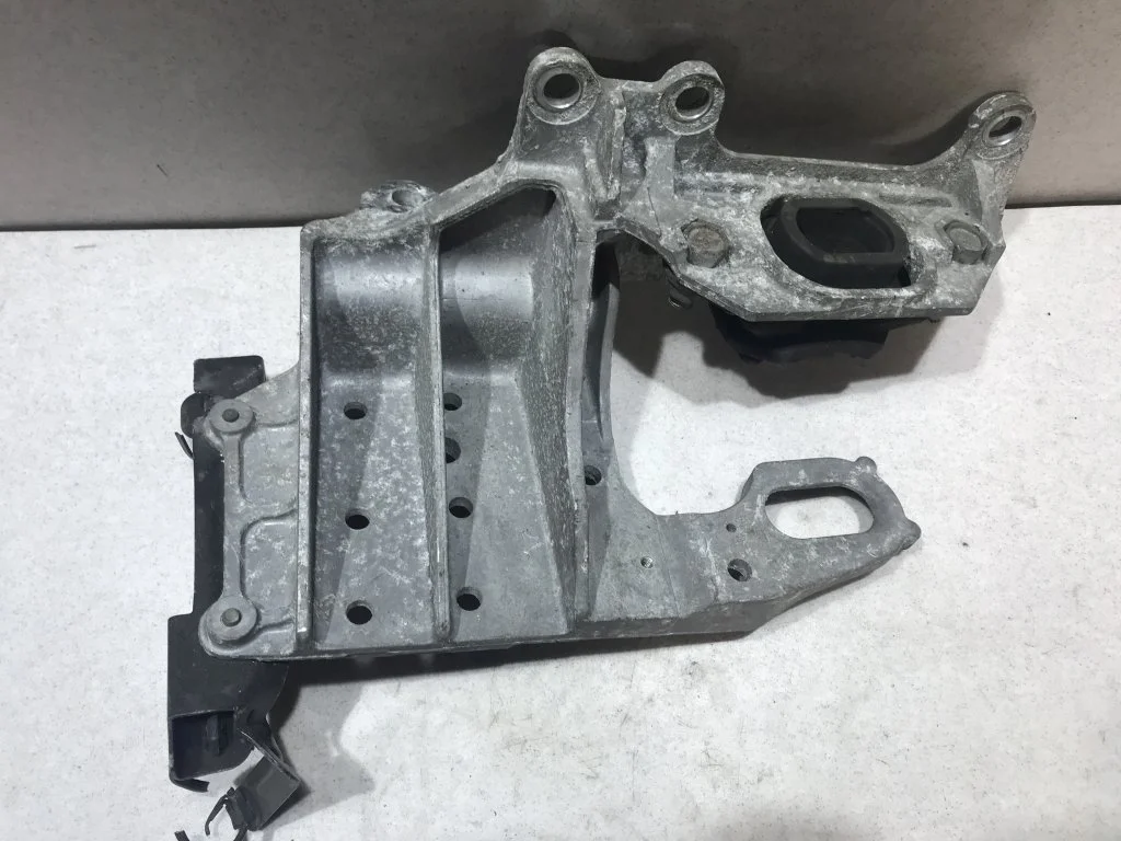 Кронштейн опоры КПП Nissan Qashqai J10