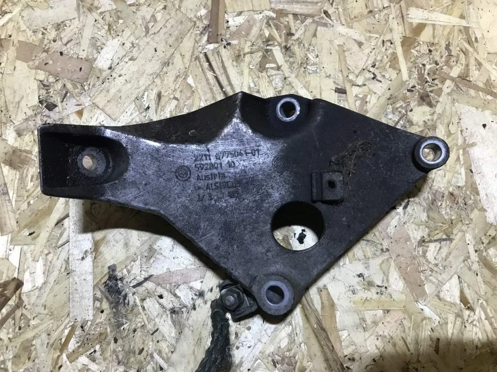 Кронштейн двигателя левый BMW E87 E90 E84