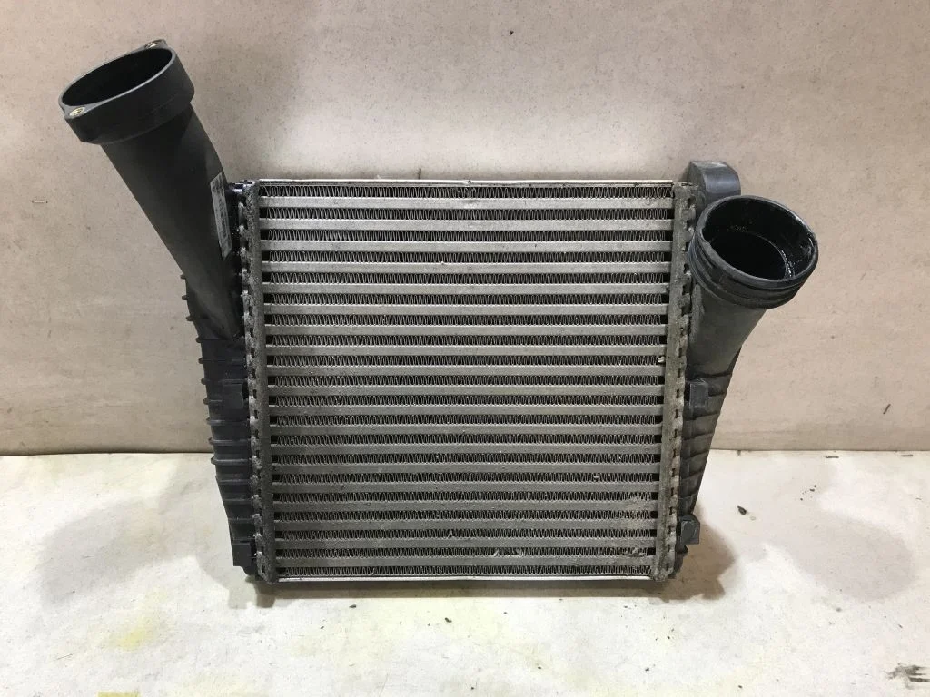 Интеркулер левый VW Touareg 1