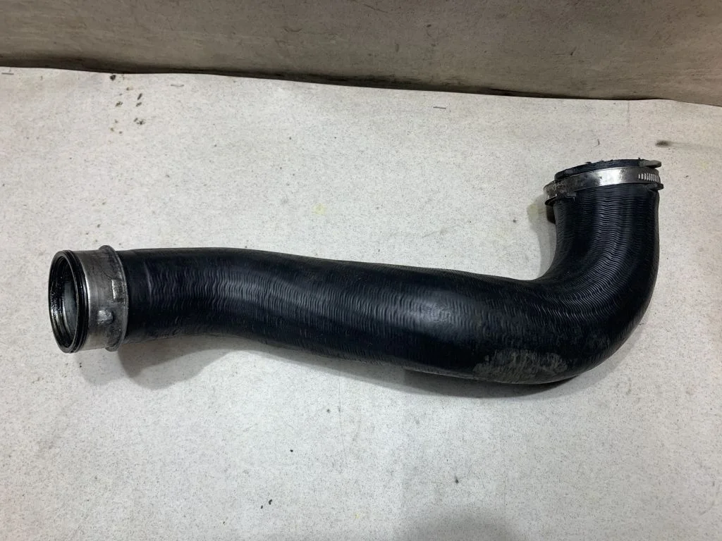 Патрубок интеркулера VW Touareg 1
