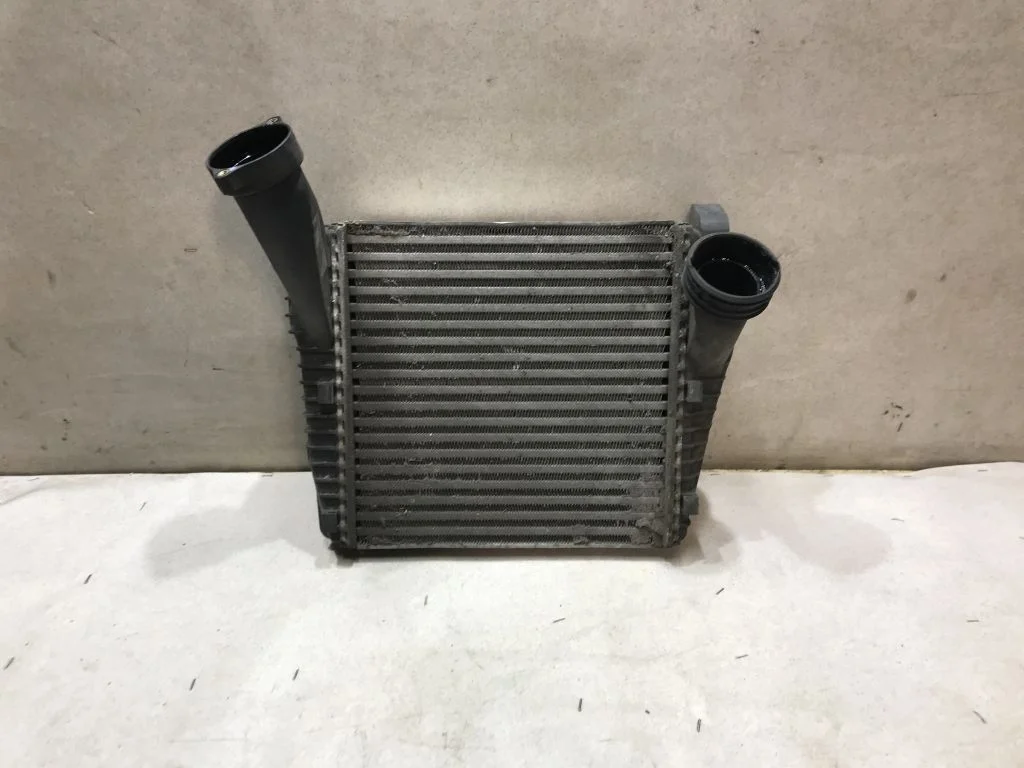 Интеркулер левый VW Touareg 1