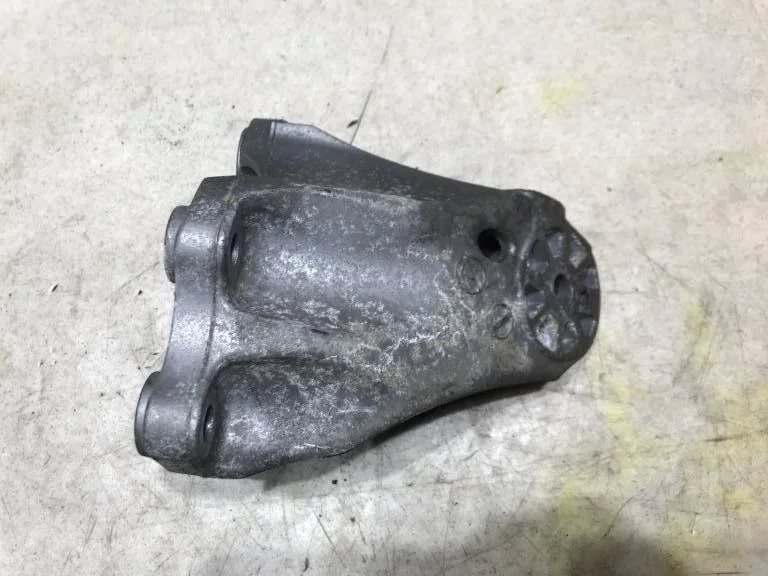 Кронштейн опоры двигателя левый VW Touareg