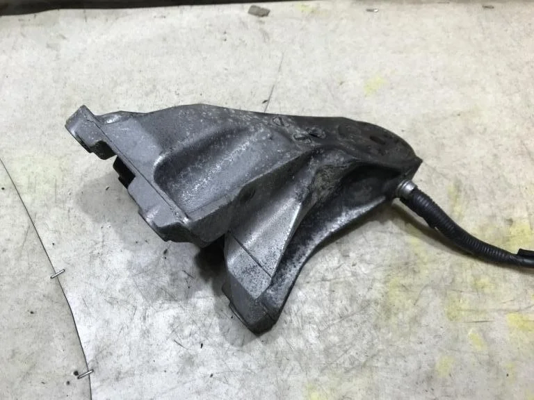 Кронштейн опоры двигателя правый VW Touareg