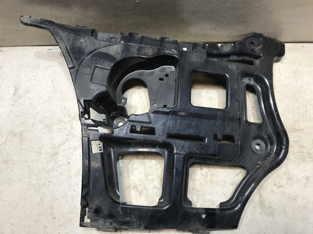 Направляющая заднего бампера BMW E90