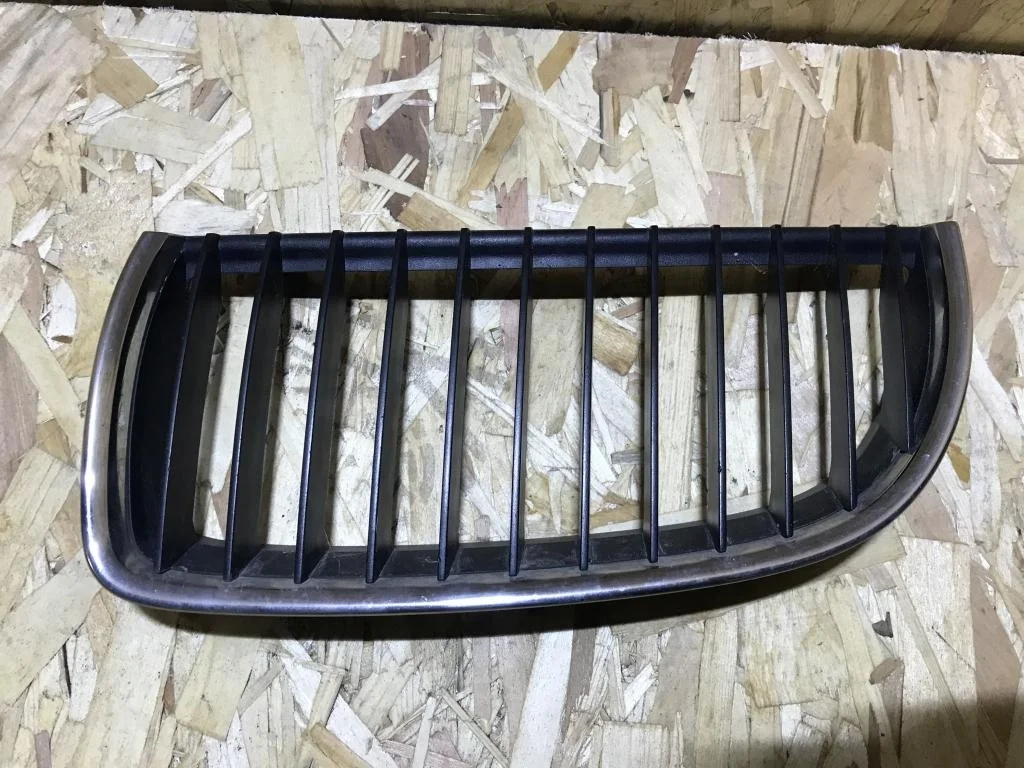 Решетка радиатора левая BMW Е90