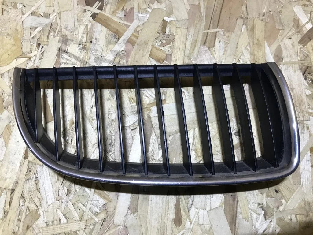 Решетка радиатора правая BMW Е90