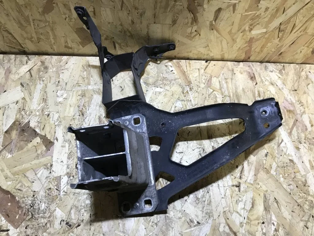 Кронштейн фары левой BMW E60