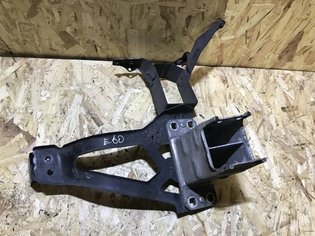 Кронштейн фары правой BMW E60