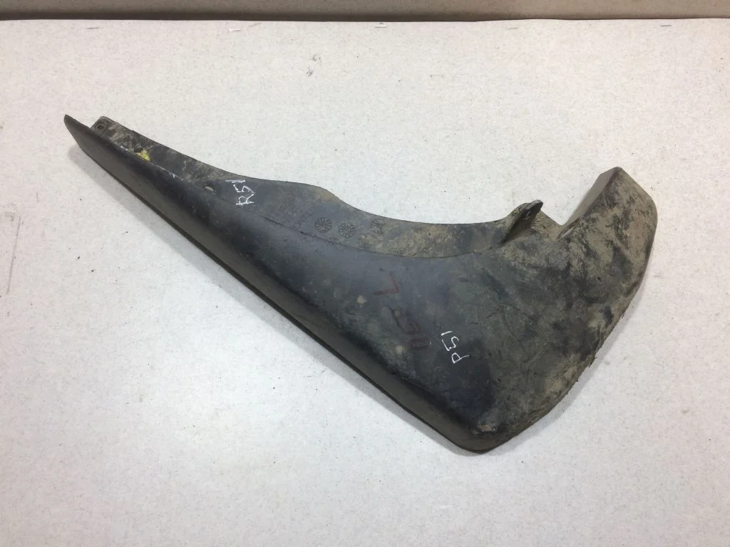 Брызговик левый передний Nissan Pathfinder