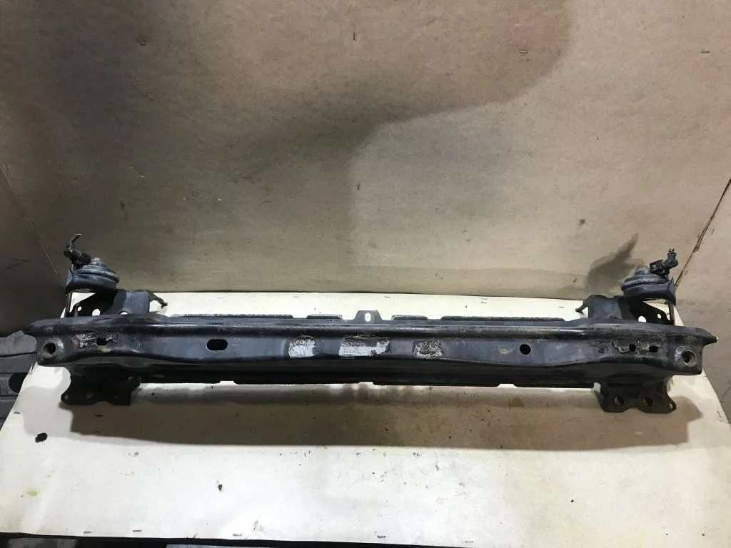 Усилитель переднего бампера VW Touareg