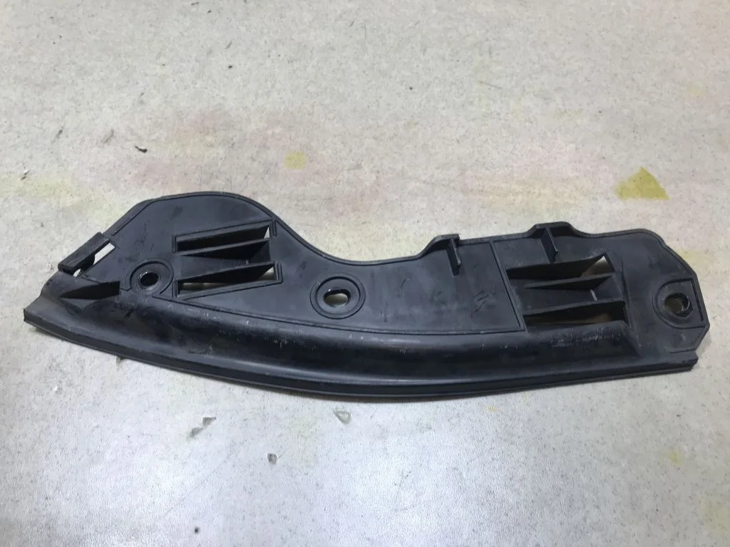 Кронштейн заднего бампера левый VW Touareg 1