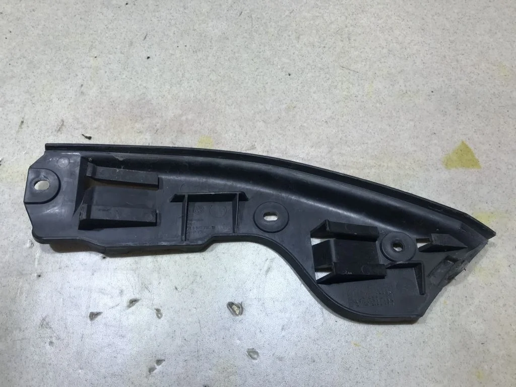 Кронштейн заднего бампера правыйVW Touareg 1