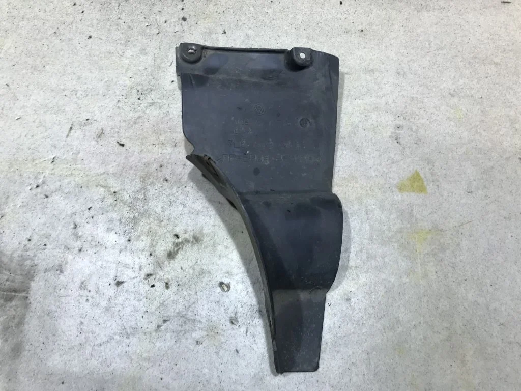 Пыльник двигателя боковой VW Touareg  1