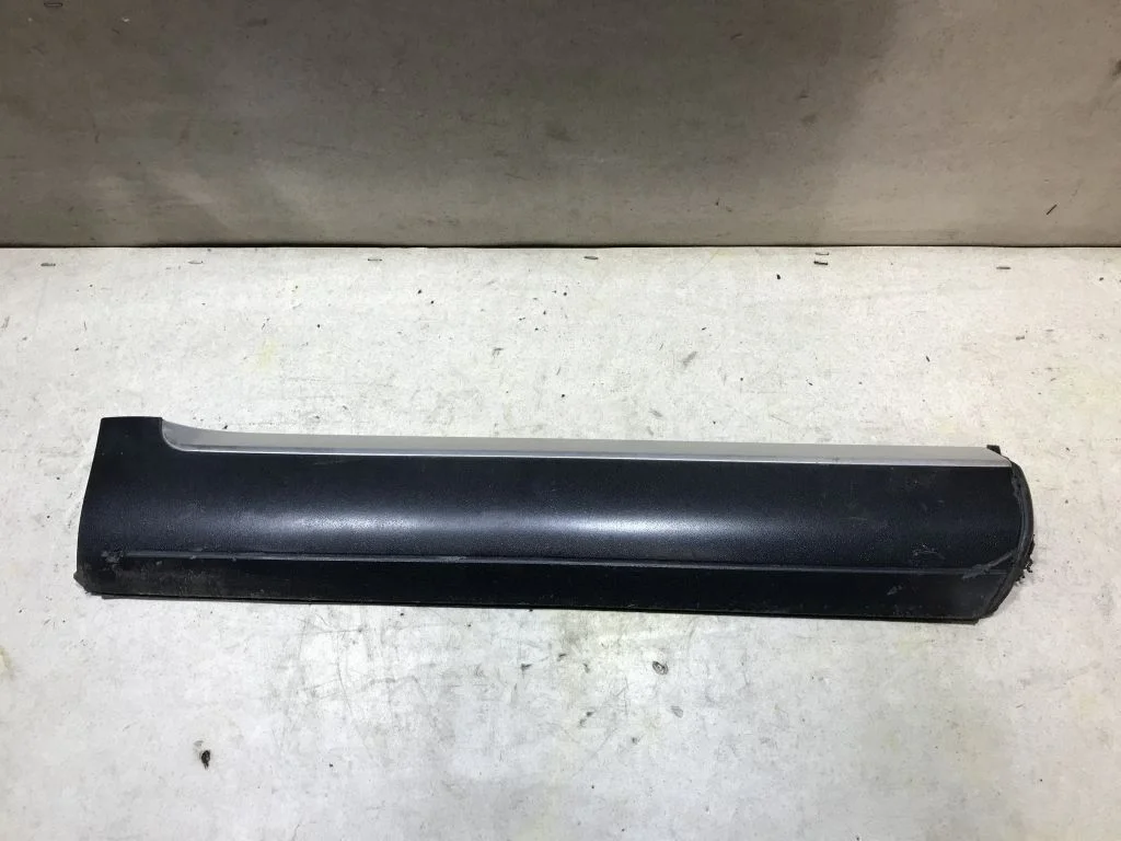 Накладка двери задней правой VW Touareg 1