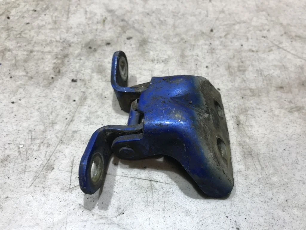 Петля двери нижняя правая Nissan