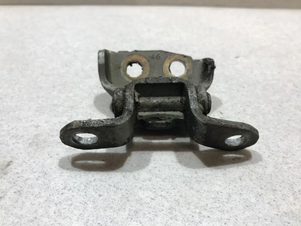 Петля двери нижняя правая Nissan