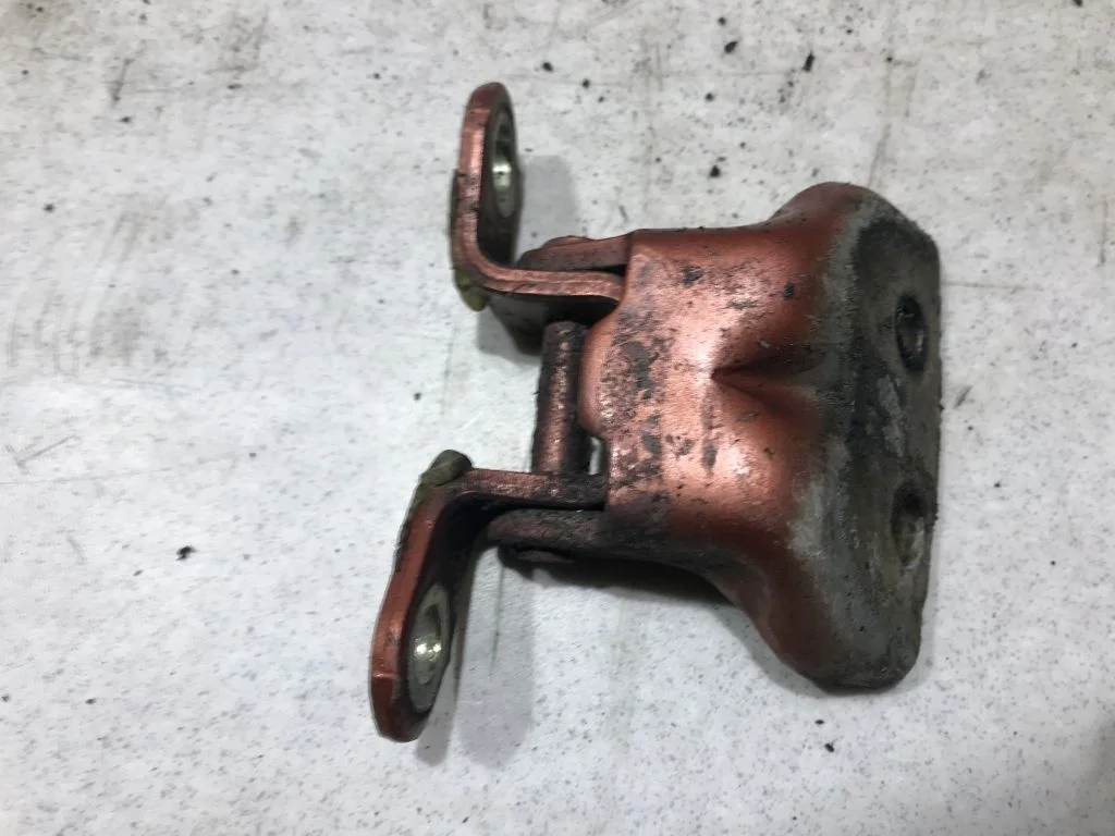 Петля двери нижняя левая Nissan