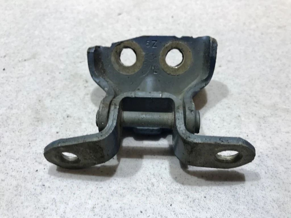 Петля двери нижняя левая Nissan