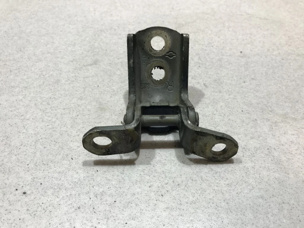 Петля двери верхняя левая Nissan