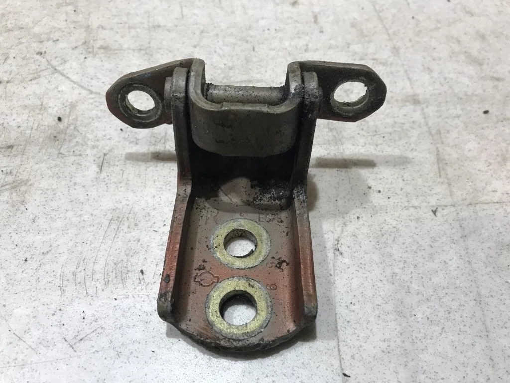 Петля двери верхняя левая Nissan