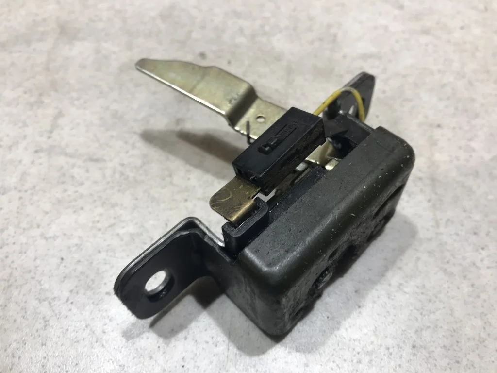 Замок стекла Nissan Pathdinder R51