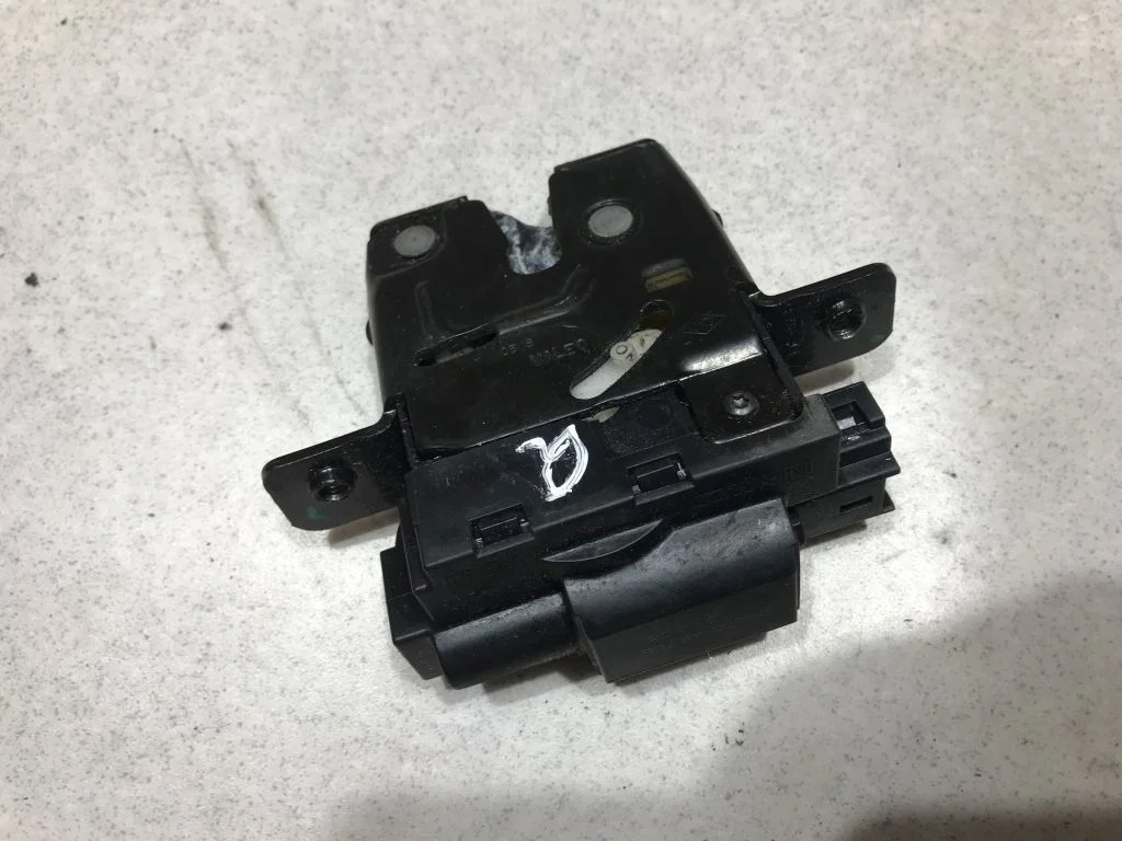 Замок багажника Nissan Qashqai J10