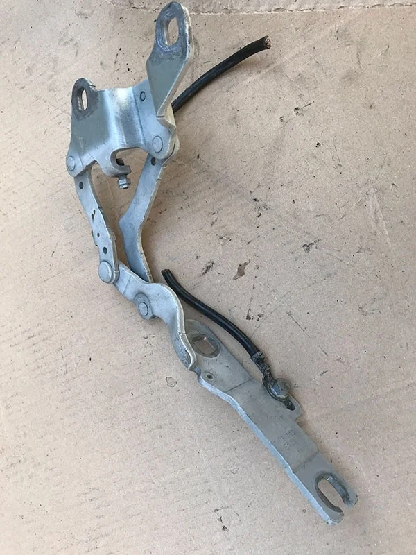 Петля капота BMW E90 левая 7115263