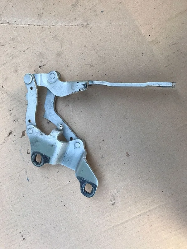 Петля капота BMW E90 правая 7115263